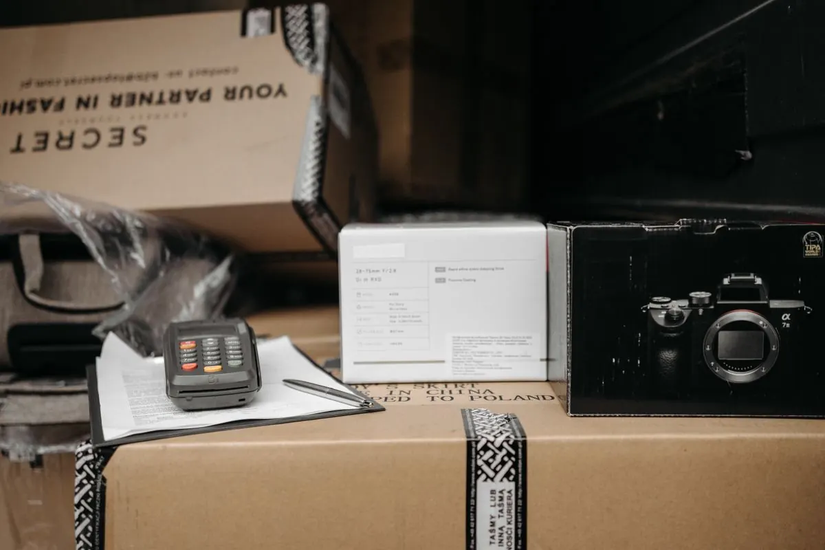 Cajas y envases de cartón listos para etiquetar en un almacén